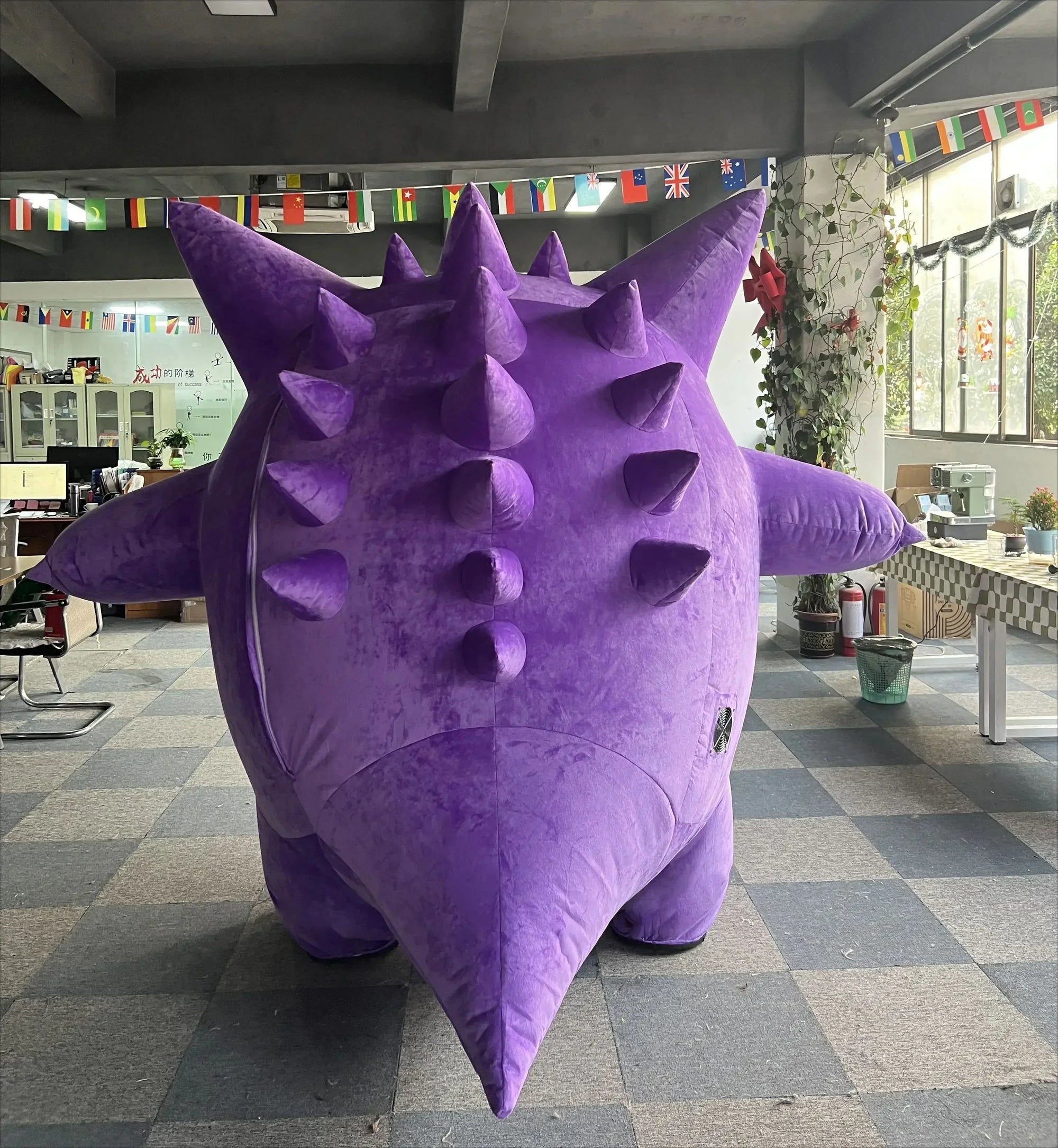Costume gonflable créature violette, vue arrière