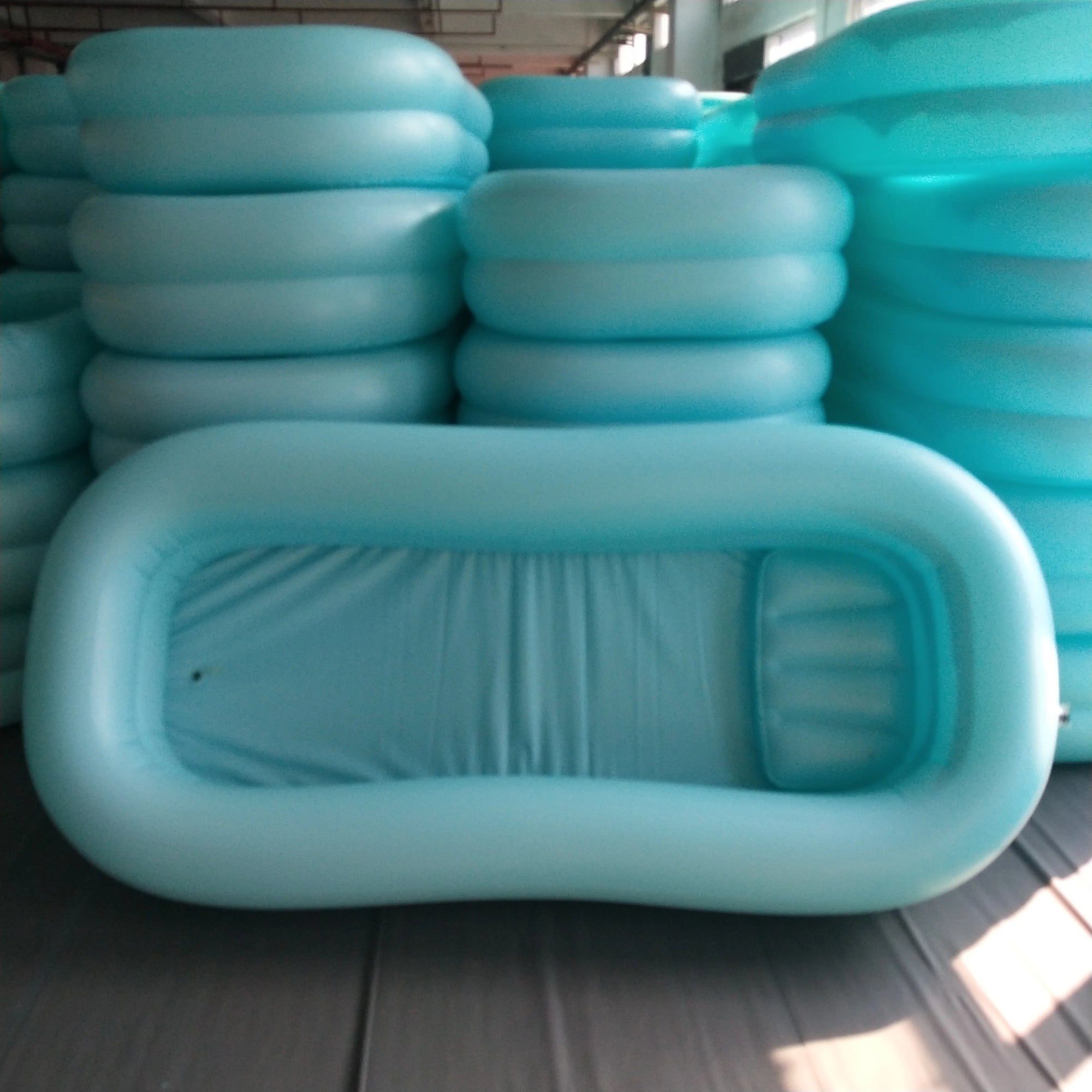 Installation de la baignoire gonflable médicale au lit du patient