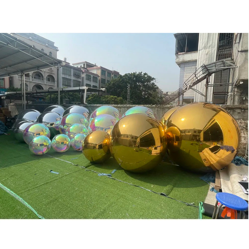 Boule à miroir gonflable illuminée en soirée