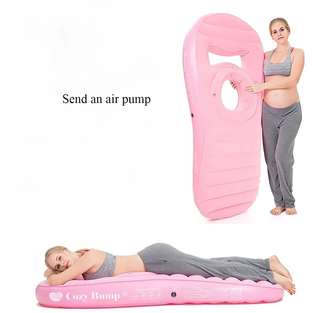 Femme enceinte allongée sur le matelas gonflable ergonomique