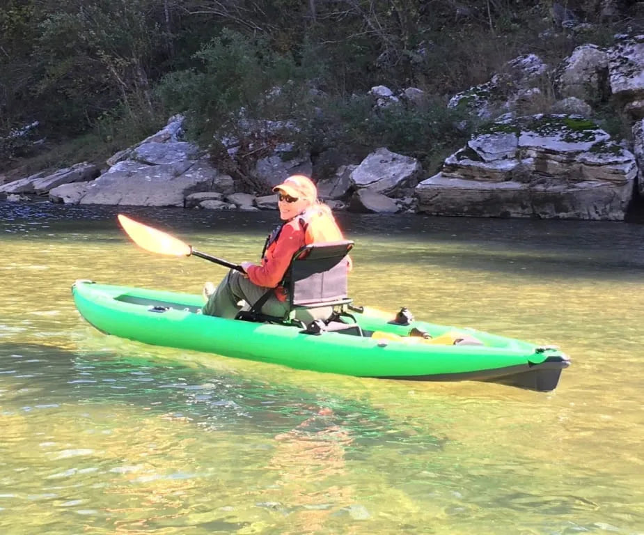 Kayak gonflable sur lac