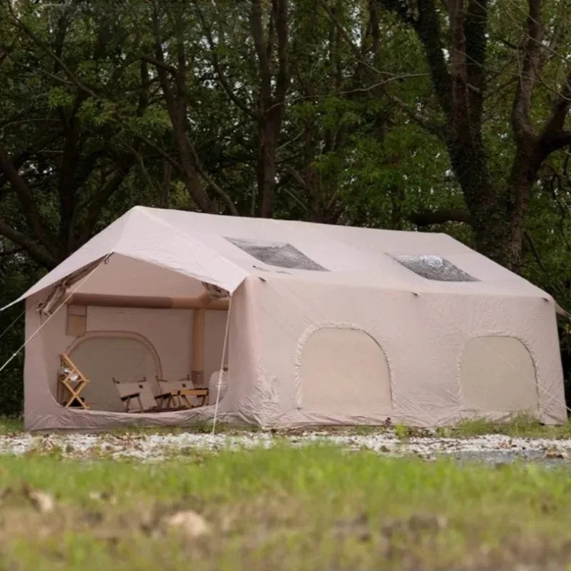 Tente gonflable deux chambres et salon installée en camping
