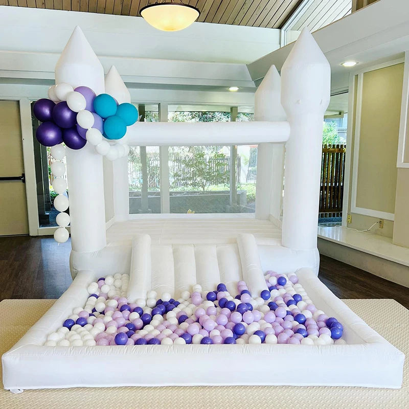 Château gonflable blanc installé en jardin pour anniversaire