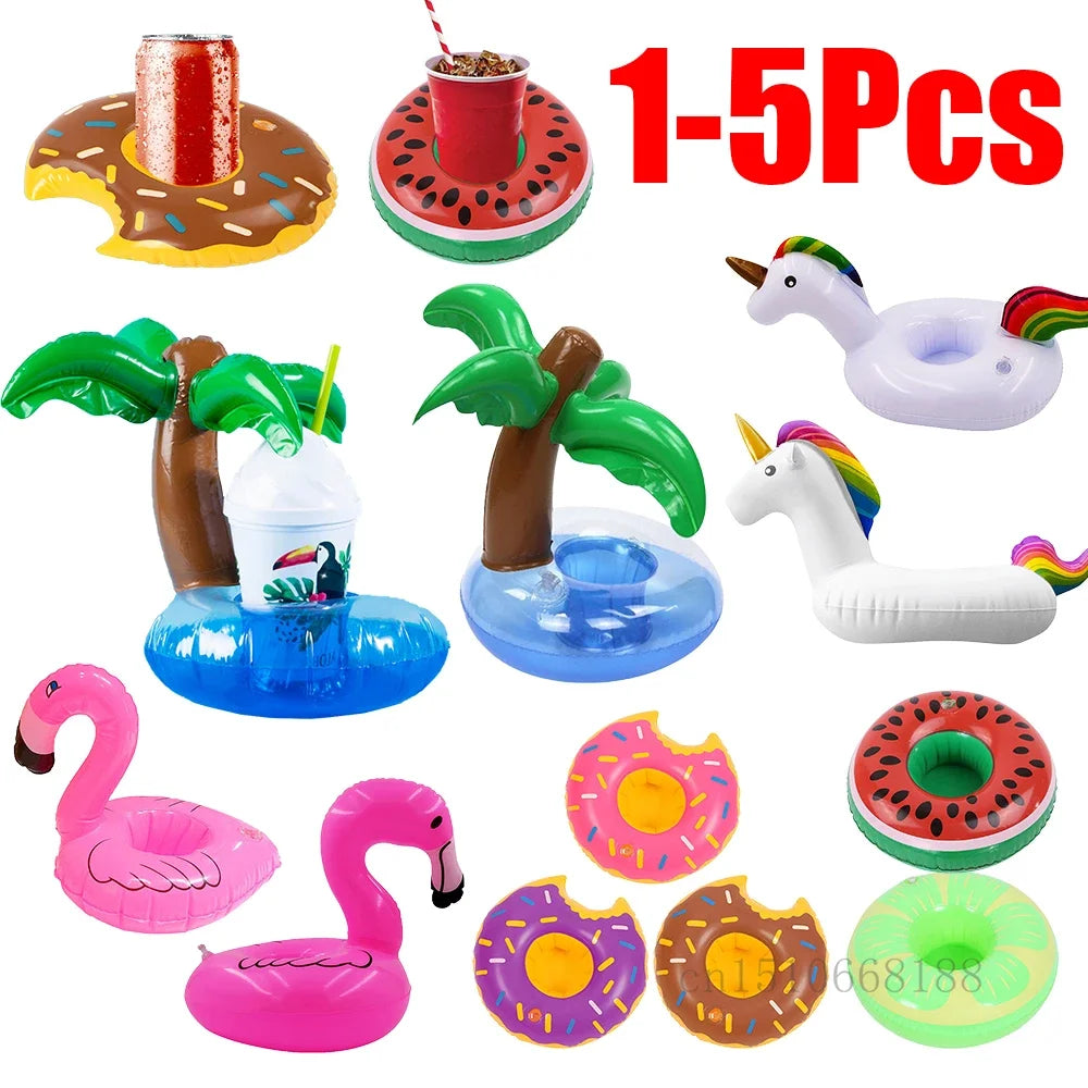 Porte-gobelet gonflable flamant rose flottant dans la piscine