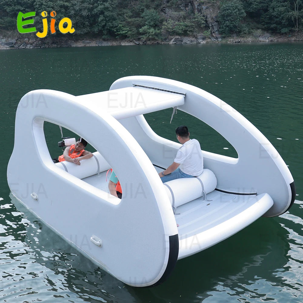 Bateau gonflable solaire sur l'eau
