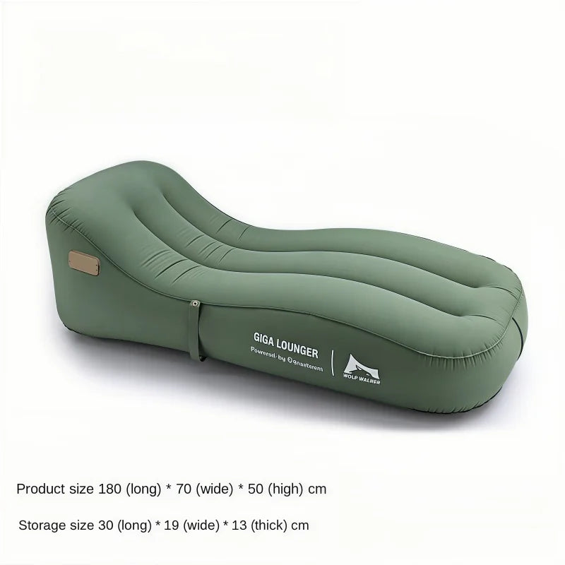 Canapé gonflable de camping utilisé sur la plage