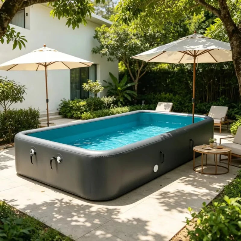 Piscine gonflable grise remplie d'eau