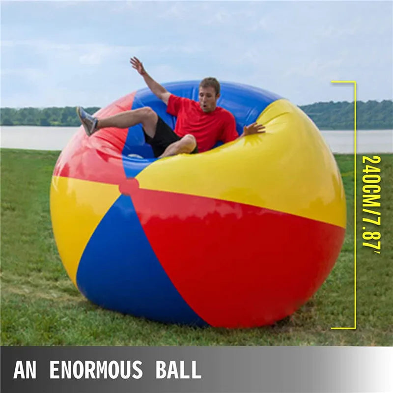 Enfant jouant avec le ballon gonflable de plage géant