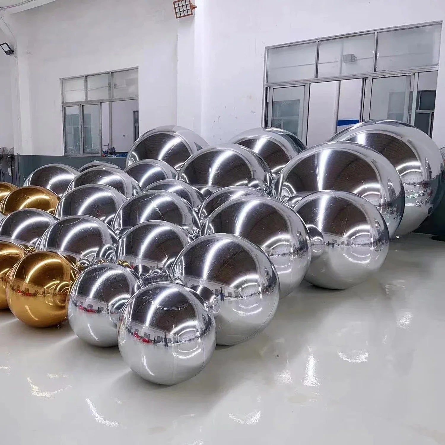Détail de la surface brillante d'une boule miroir gonflable