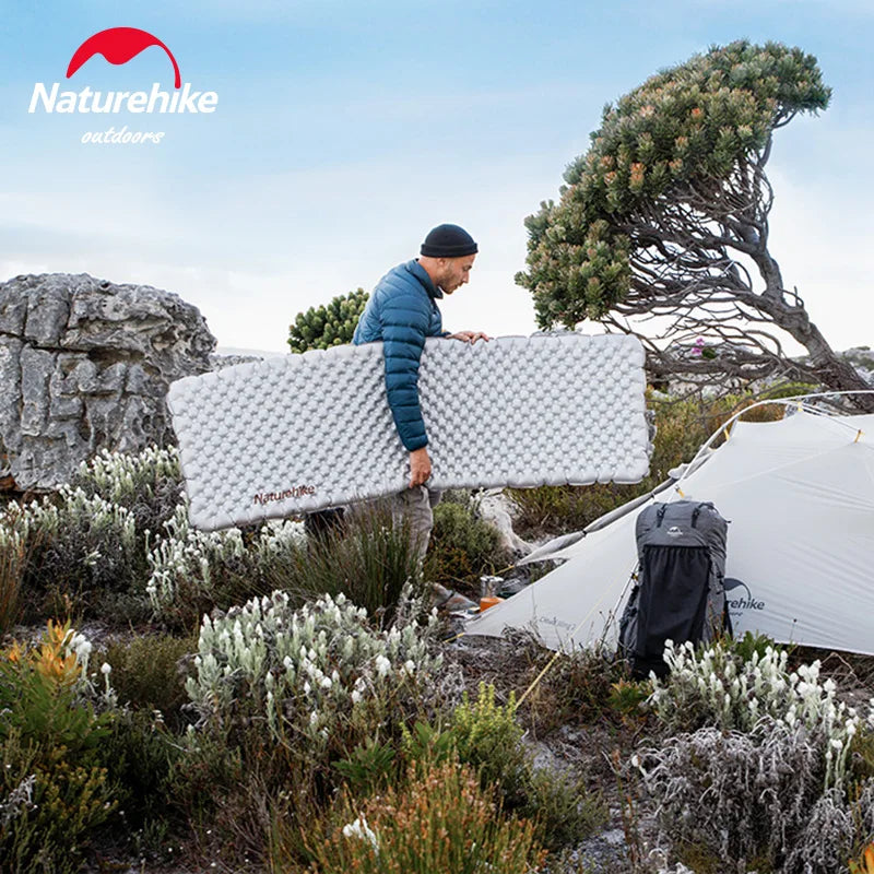 Matelas de camping gonflable ultraléger déployé sous tente