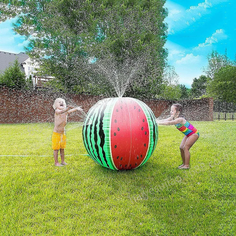 Enfants jouant avec le ballon gonflable pastèque
