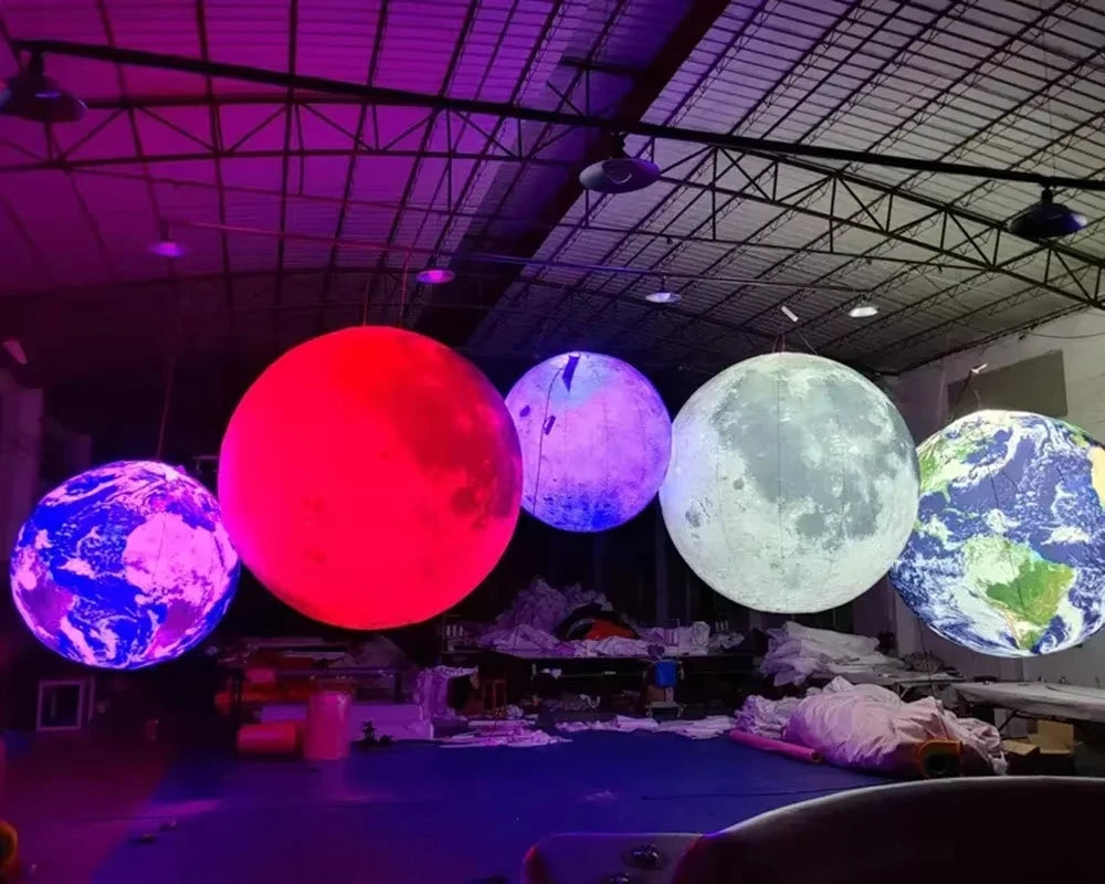 Ballon gonflable terre installé dans un planetarium éducatif
