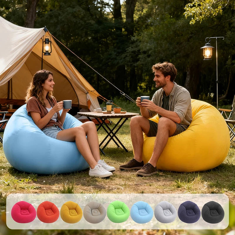 Pouf canapé gonflable noir installé dans un salon