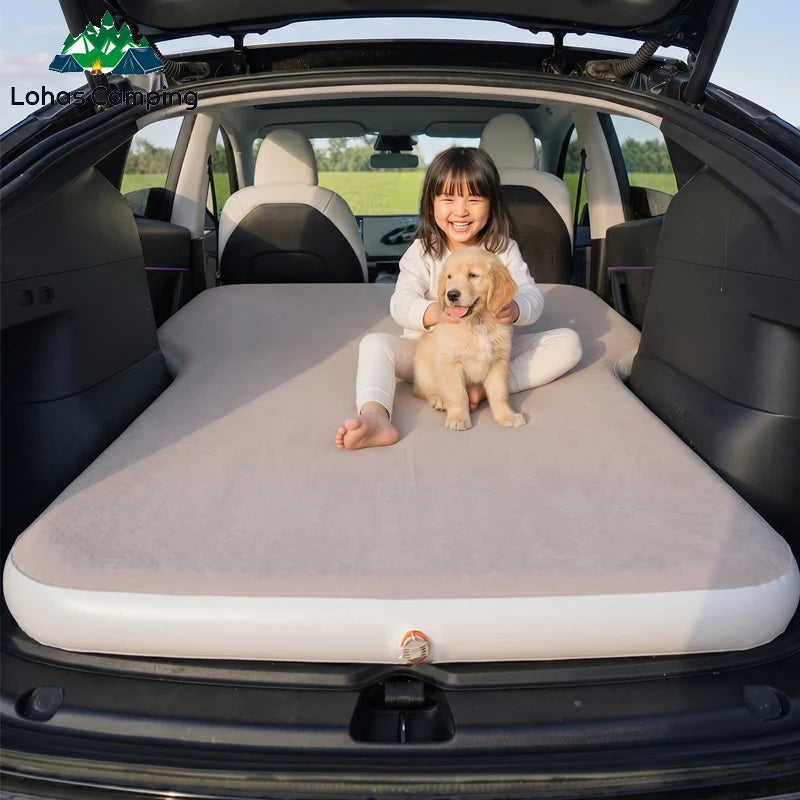 Tapis de couchage gonflable installé dans une voiture SUV