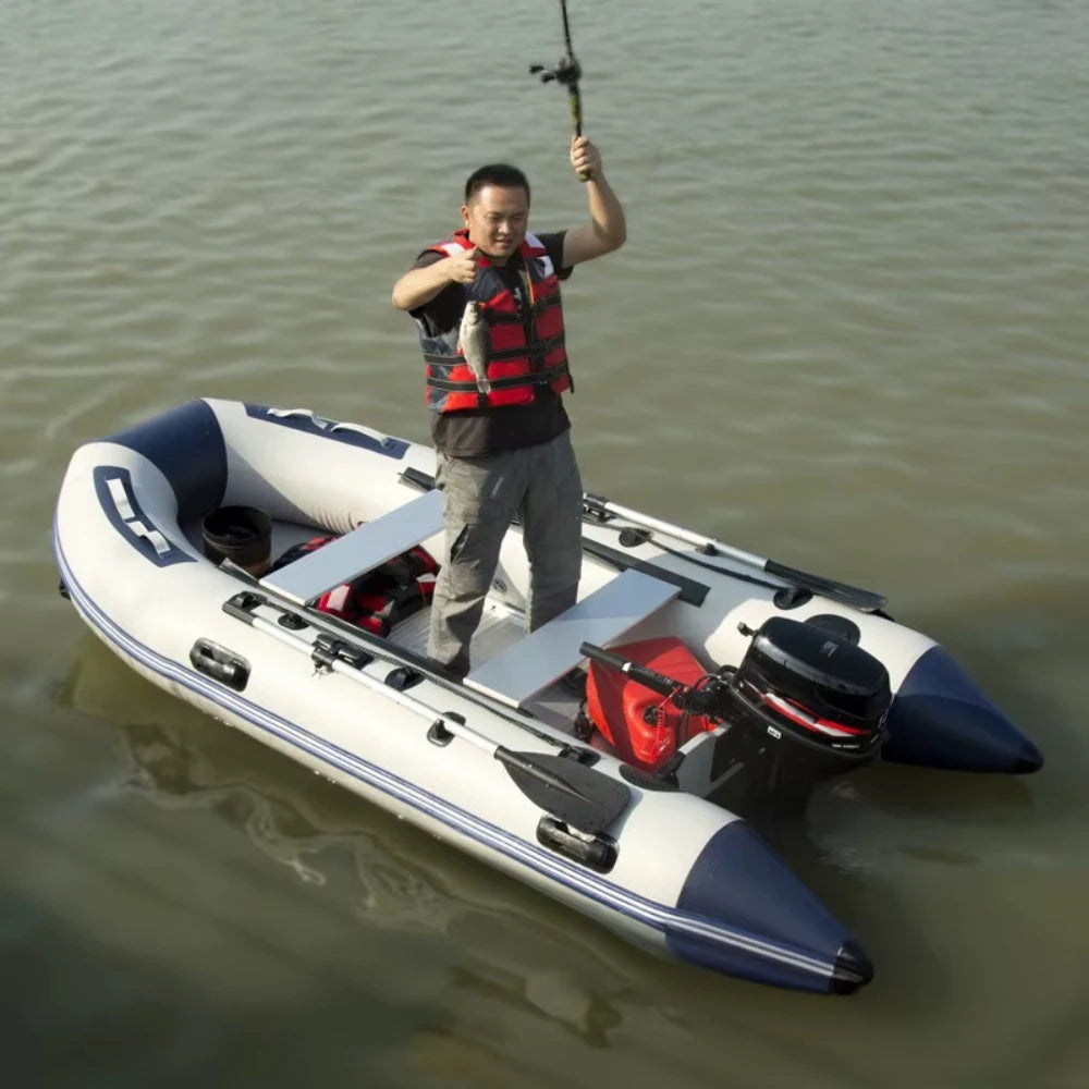 Vue latérale du bateau gonflable pneumatique pêche