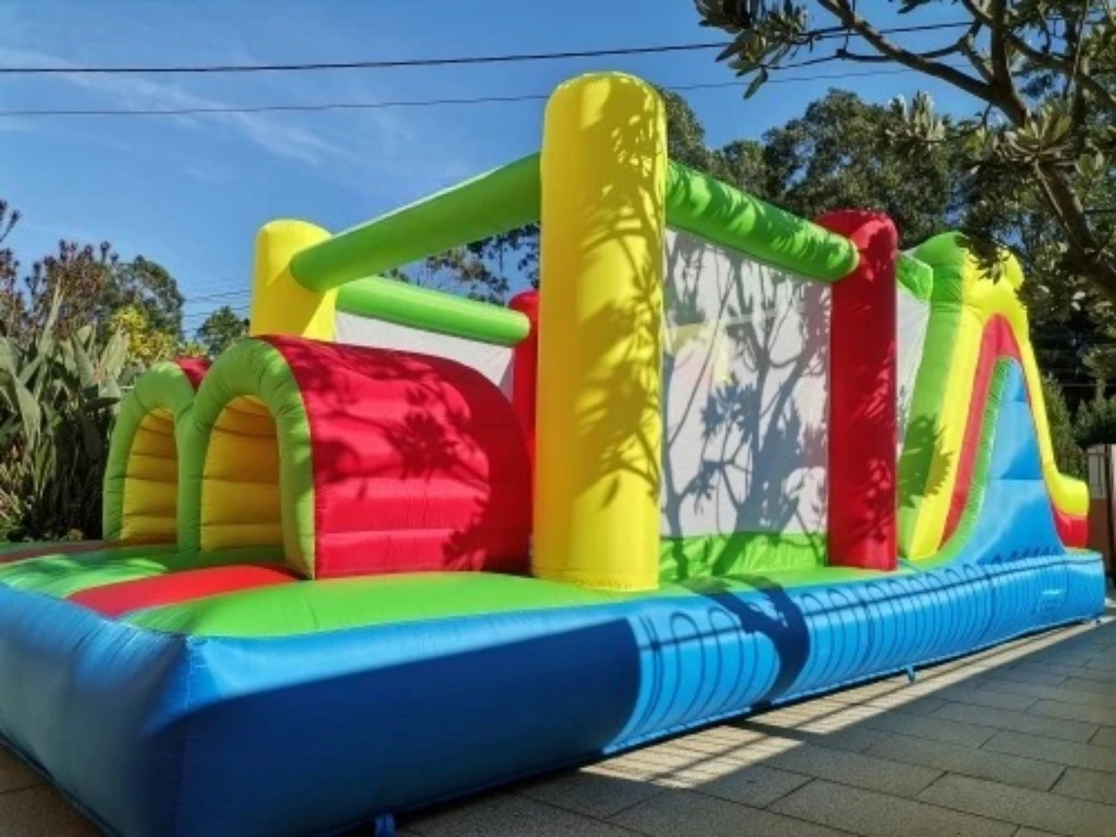 Château gonflable géant installé dans un jardin