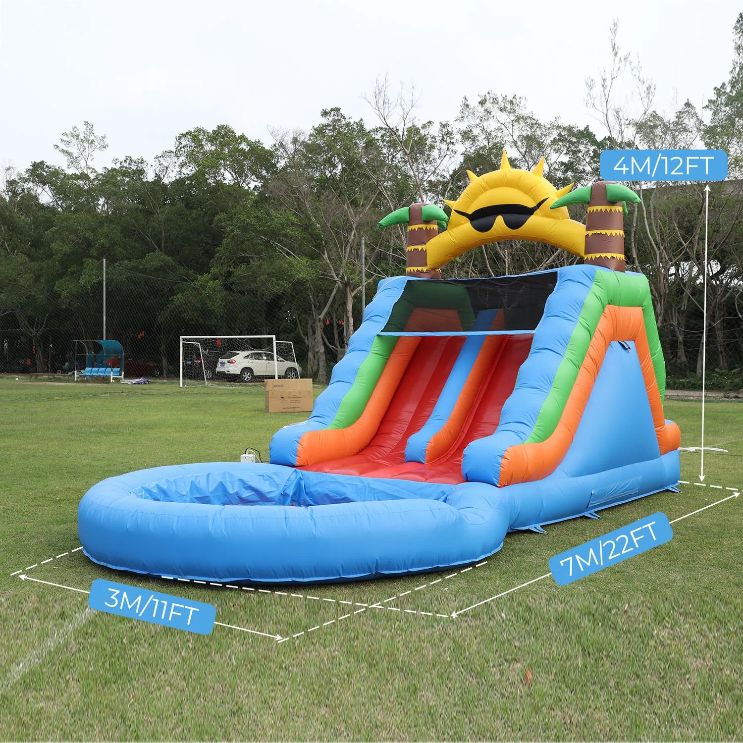 Toboggan aquatique gonflable installé pour un événement extérieur