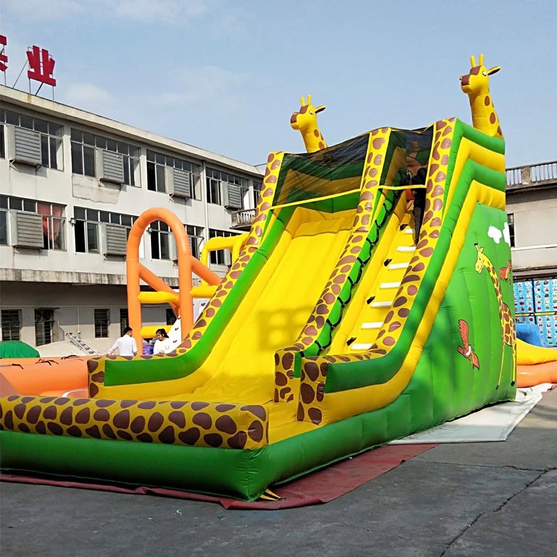 Château gonflable commercial avec mur d'escalade installé en extérieur