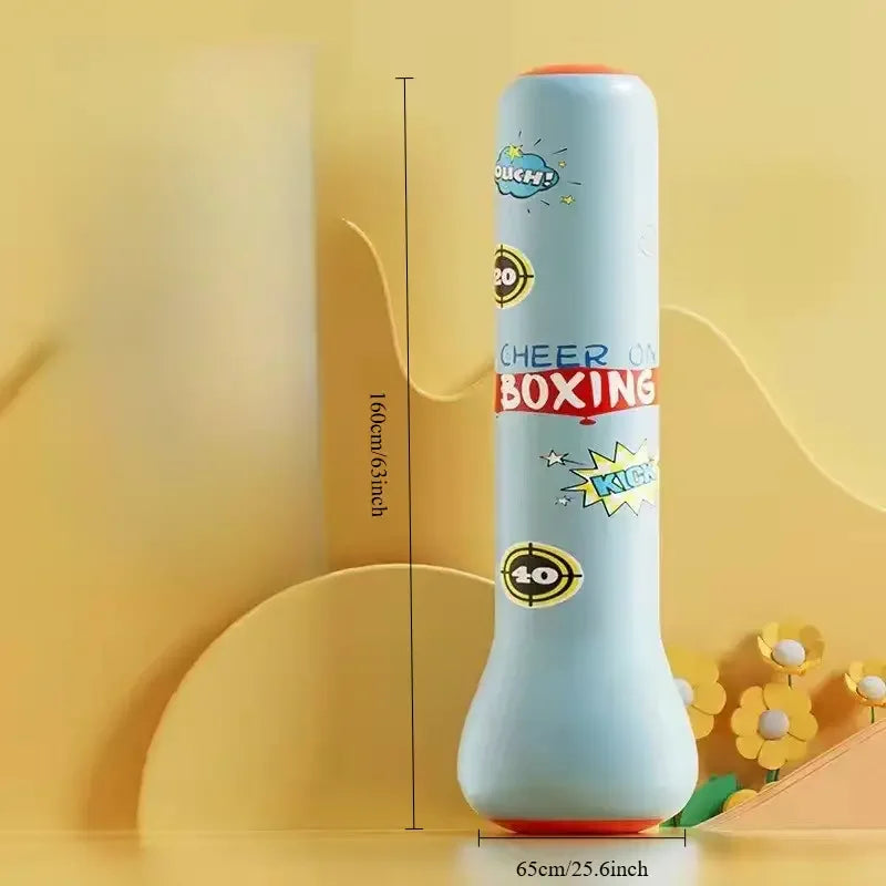Colonne de boxe gonflable noire en extérieur