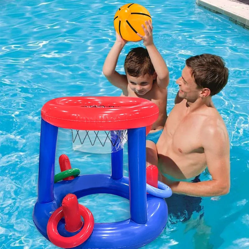 Enfants jouant avec le panier de basket gonflable en piscine