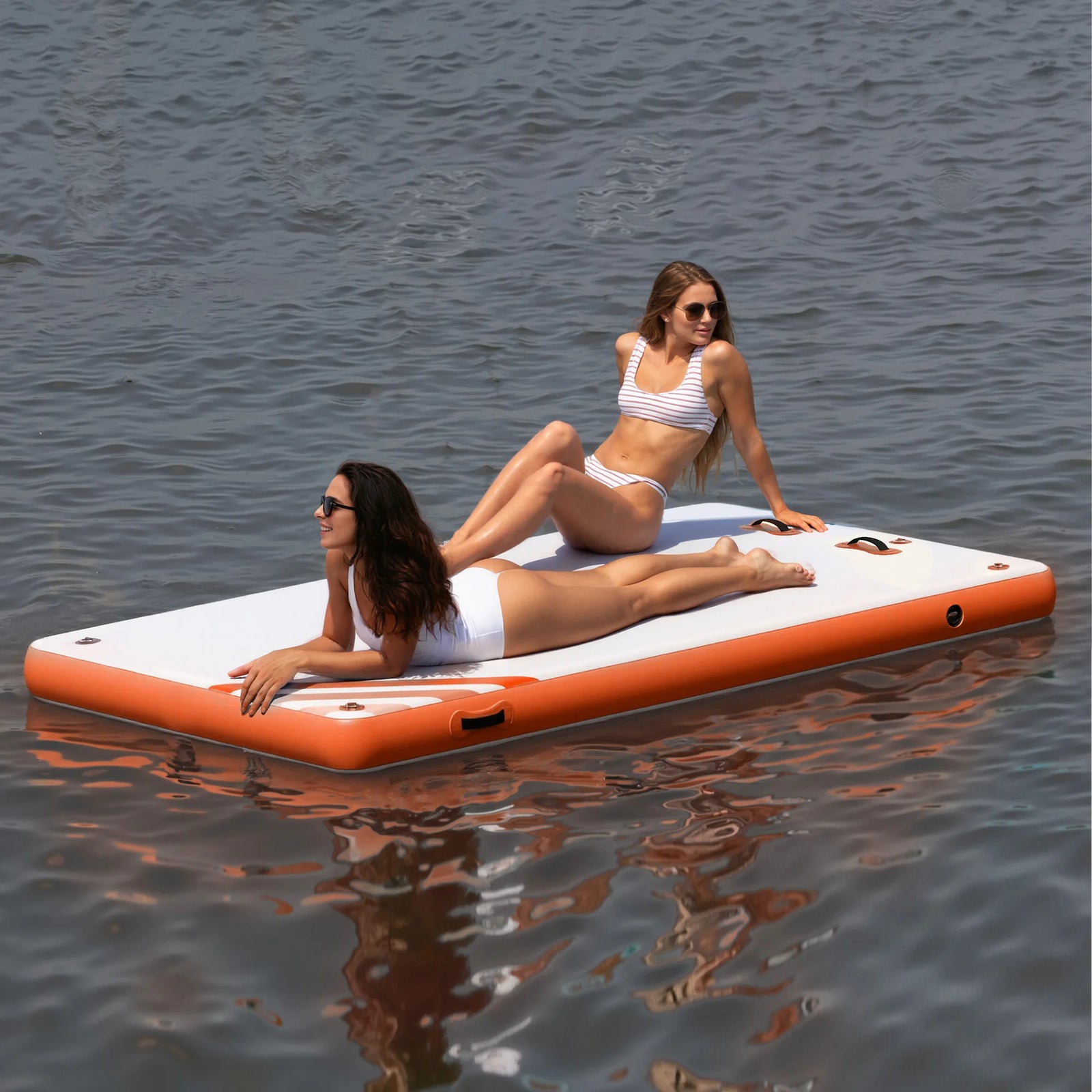 Plateforme flottante gonflable bleue connectée en île aquatique sur un lac