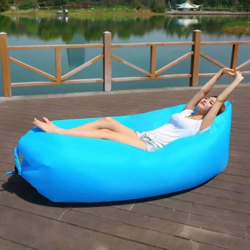 Canapé gonflable portatif bleu installé à l'intérieur