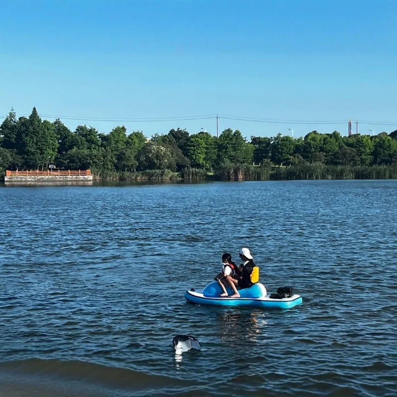 Jet-ski télécommandé utilisé en piscine par un enfant