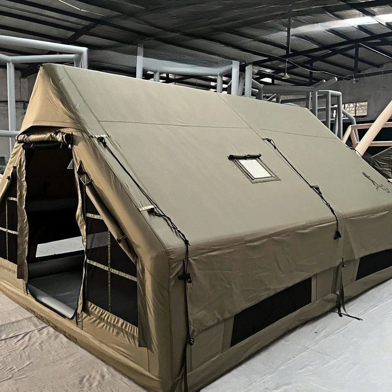 Tente gonflable installée en camping familial