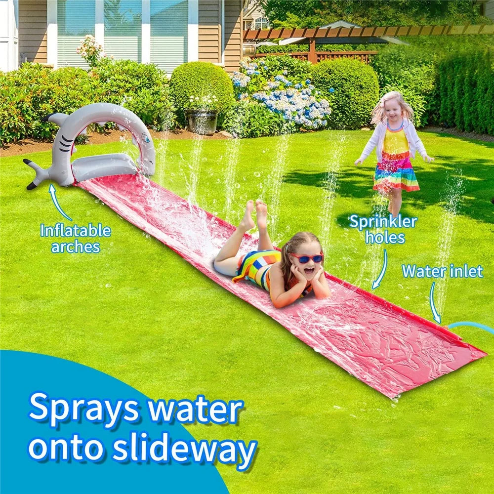 Toboggan aquatique gonflable requin installé sur pelouse