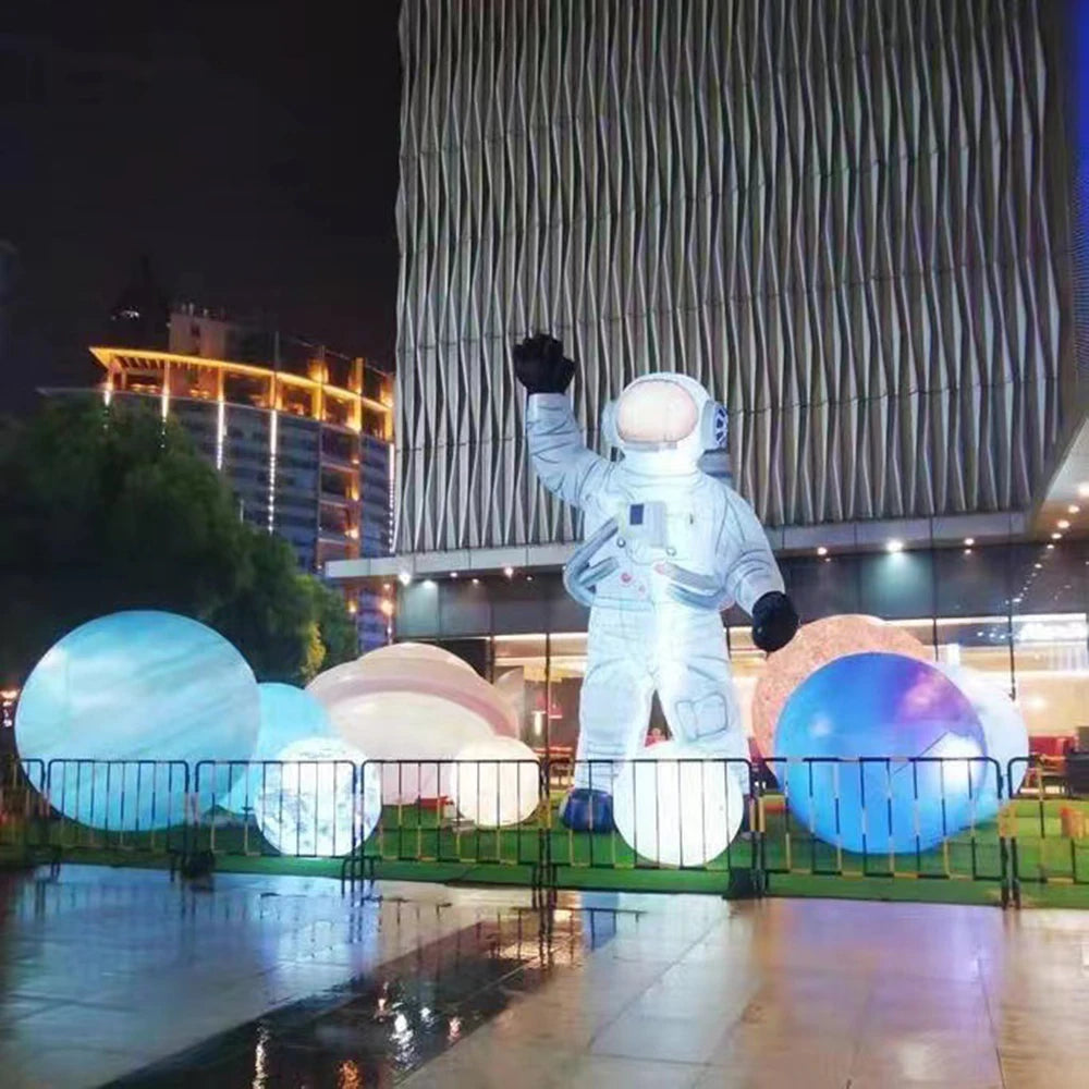 Décoration gonflable astronaute installée lors d'un événement festival en soirée