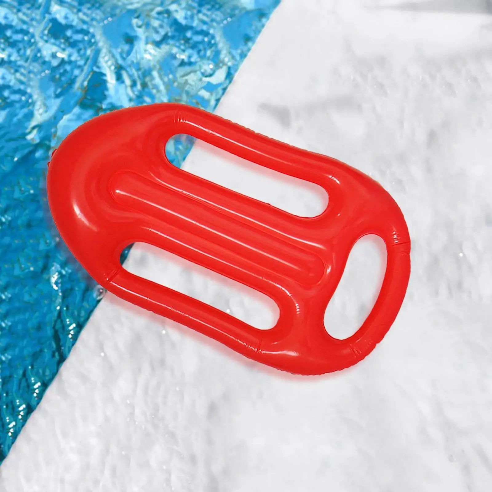 Planche de surf gonflable pour enfant dans la piscine