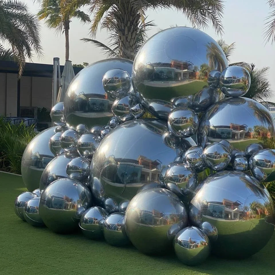Boule miroir gonflable flottant à la piscine