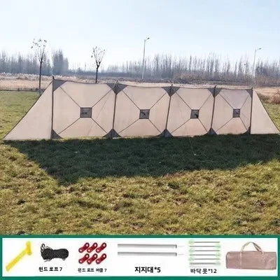 Tente gonflable installée sur la plage au coucher du soleil