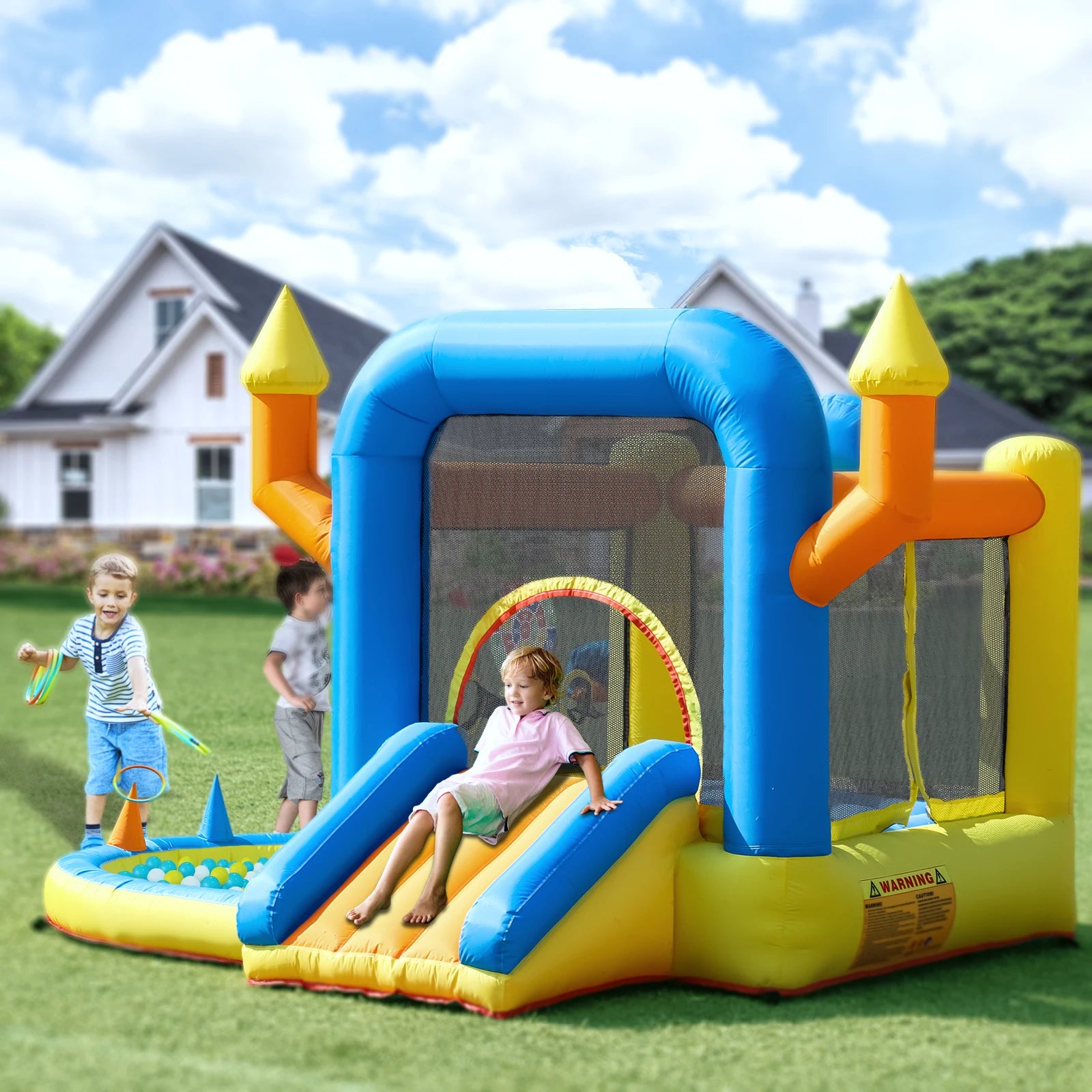 Château gonflable multicolore piscine à balles installé au jardin
