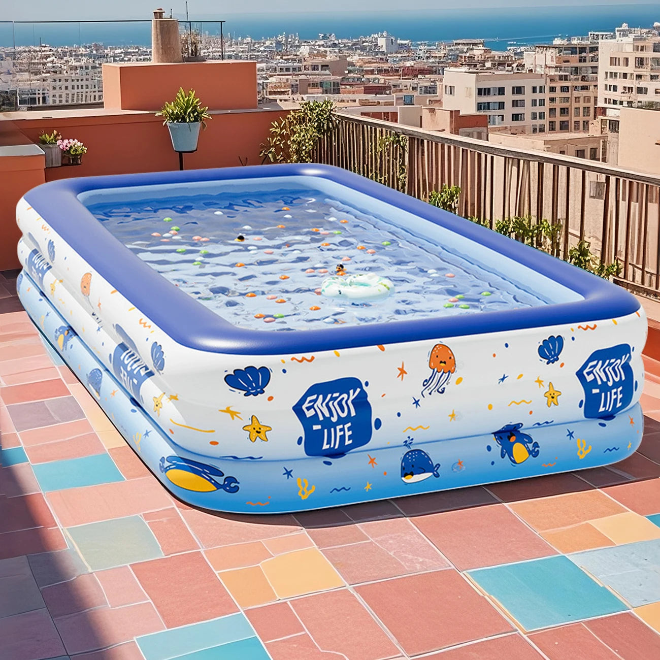 Piscine gonflable familiale colorée thème marin pour journées estivales