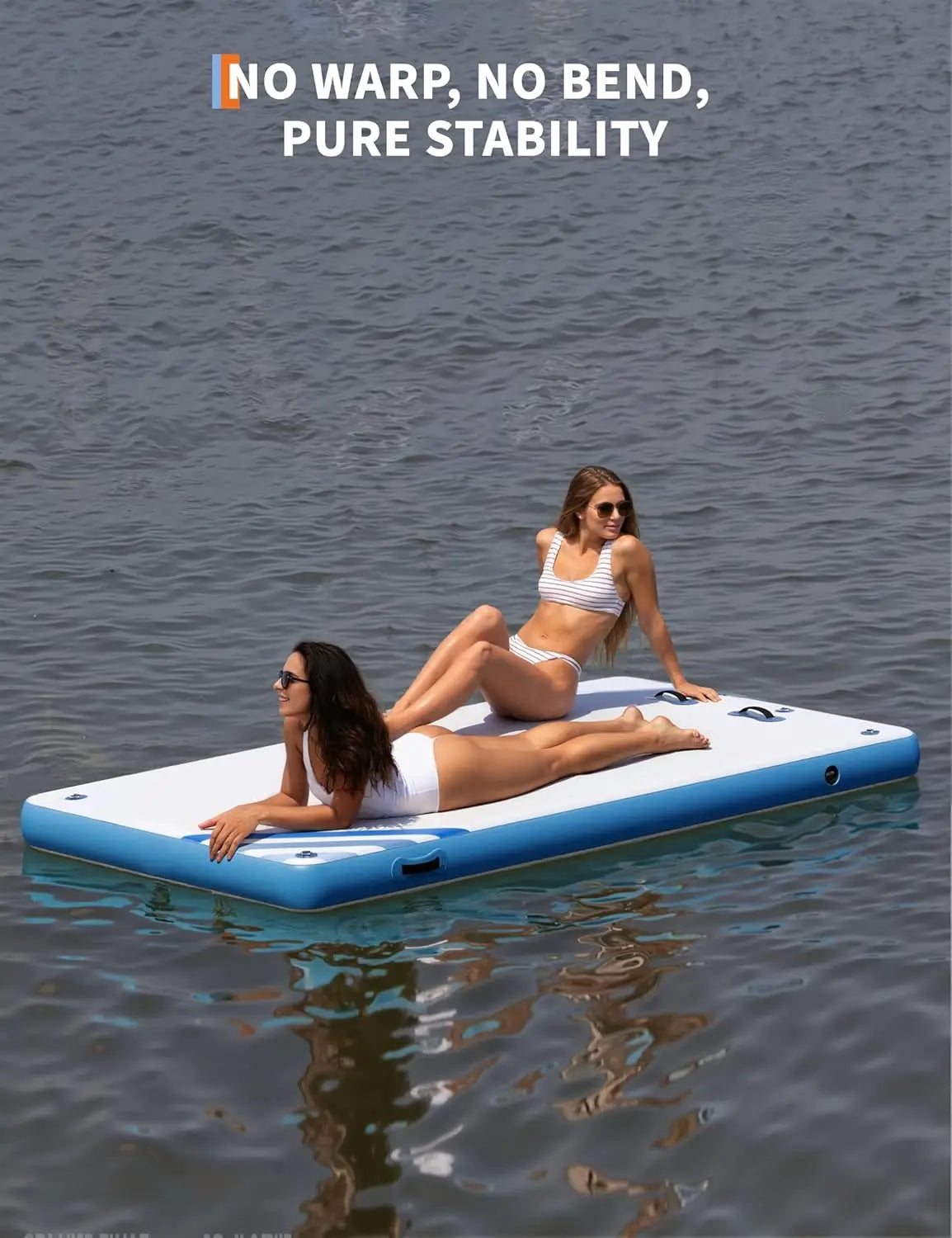 Plateforme flottante gonflable en mer avec baigneurs