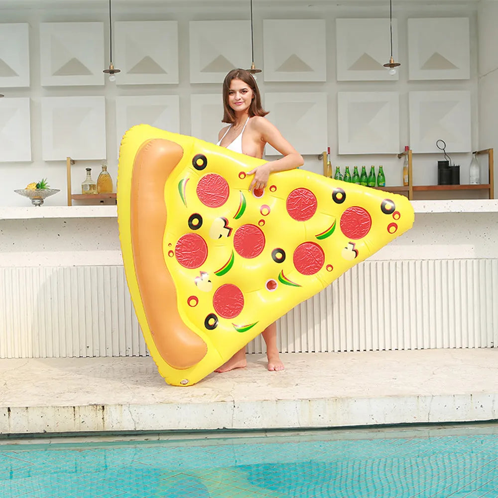 Détente sur bouée gonflable pizza en piscine