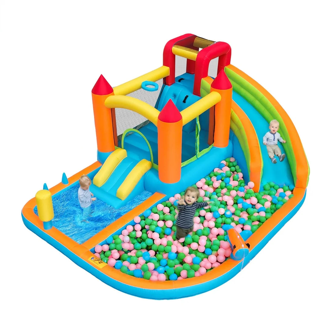 Enfants jouant sur le trampoline central du château gonflable