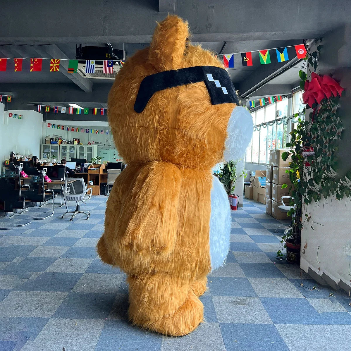 Costume gonflable ours adulte avec lunettes de soleil porté lors d'une fête