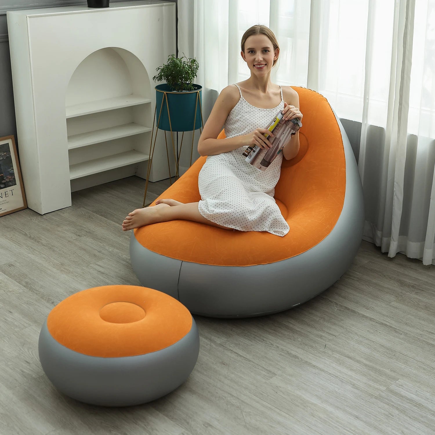 Personne détendue sur le canapé gonflable d'angle avec tabouret