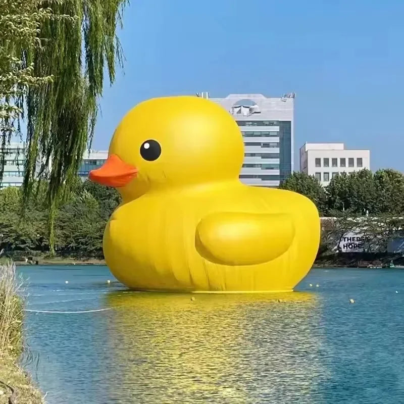 Canard gonflable géant dans un parc aquatique