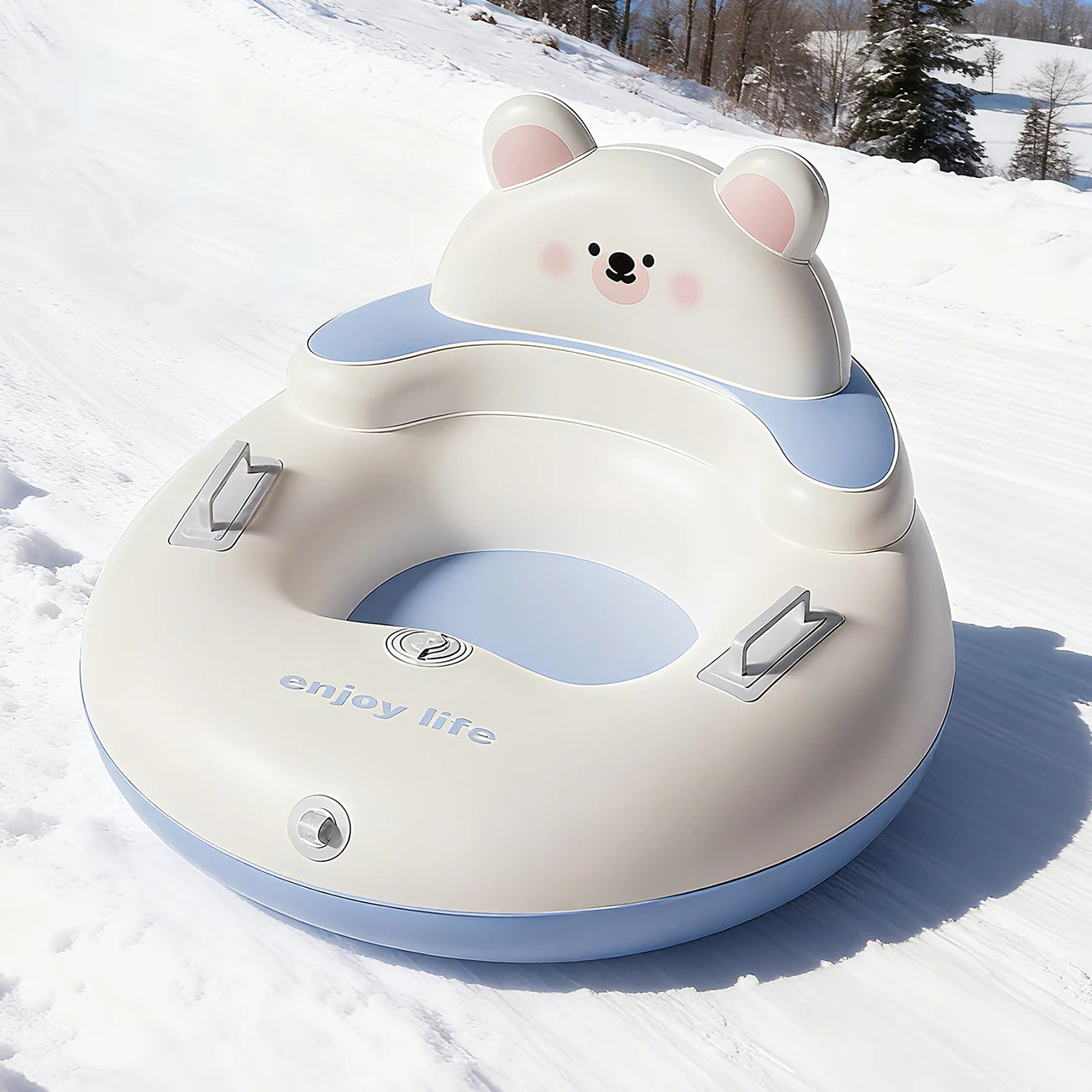Enfant descendant une pente avec la luge gonflable