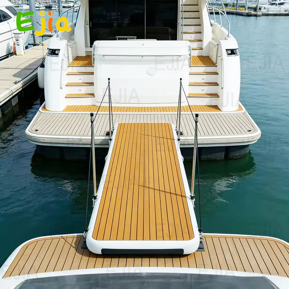 Plateforme flottante gonflable passerelle installée sur un yacht