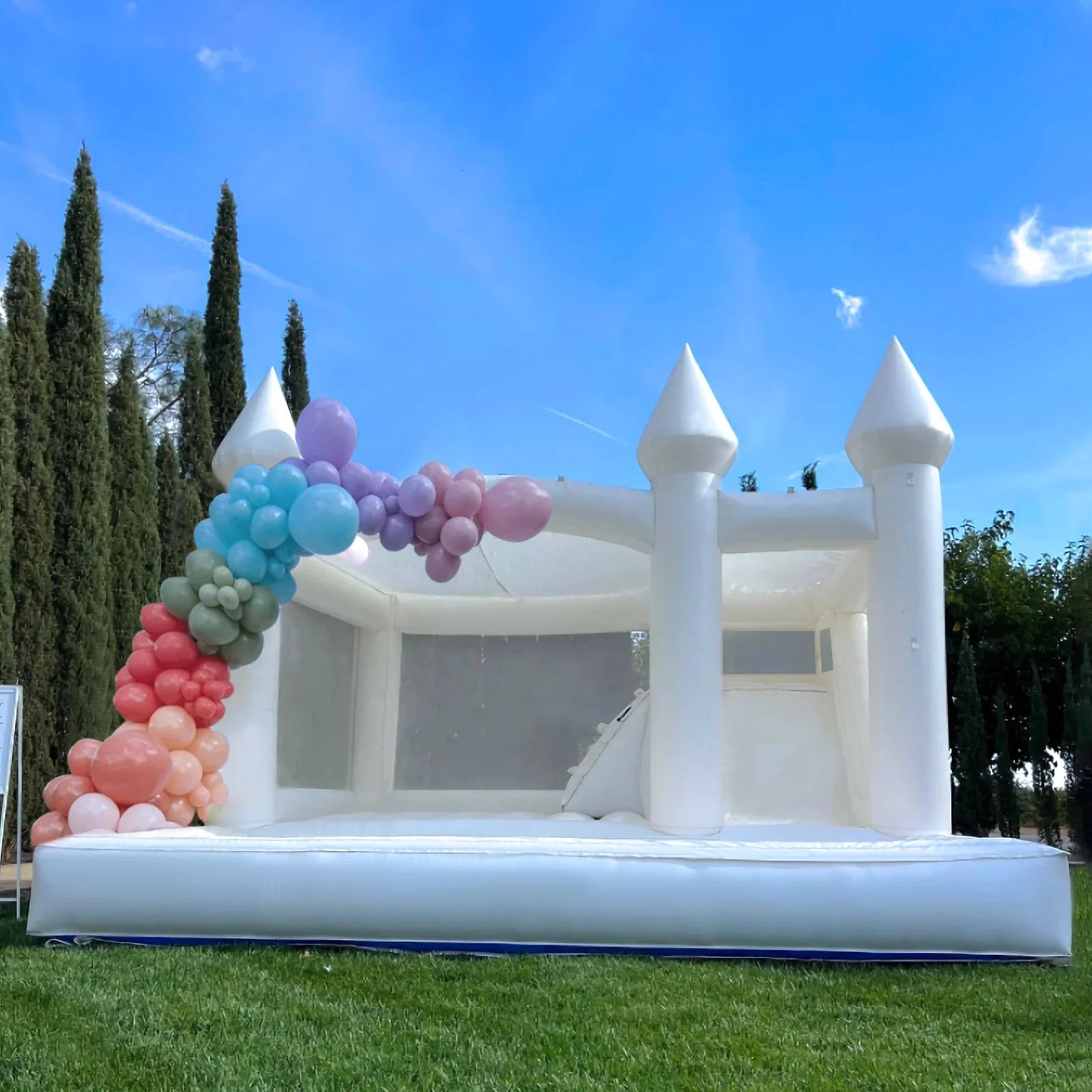 Château gonflable blanc installé pour une décoration de mariage