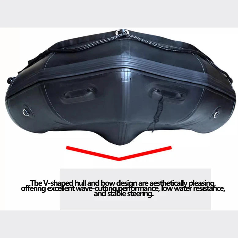 Vue latérale du bateau gonflable professionnel noir