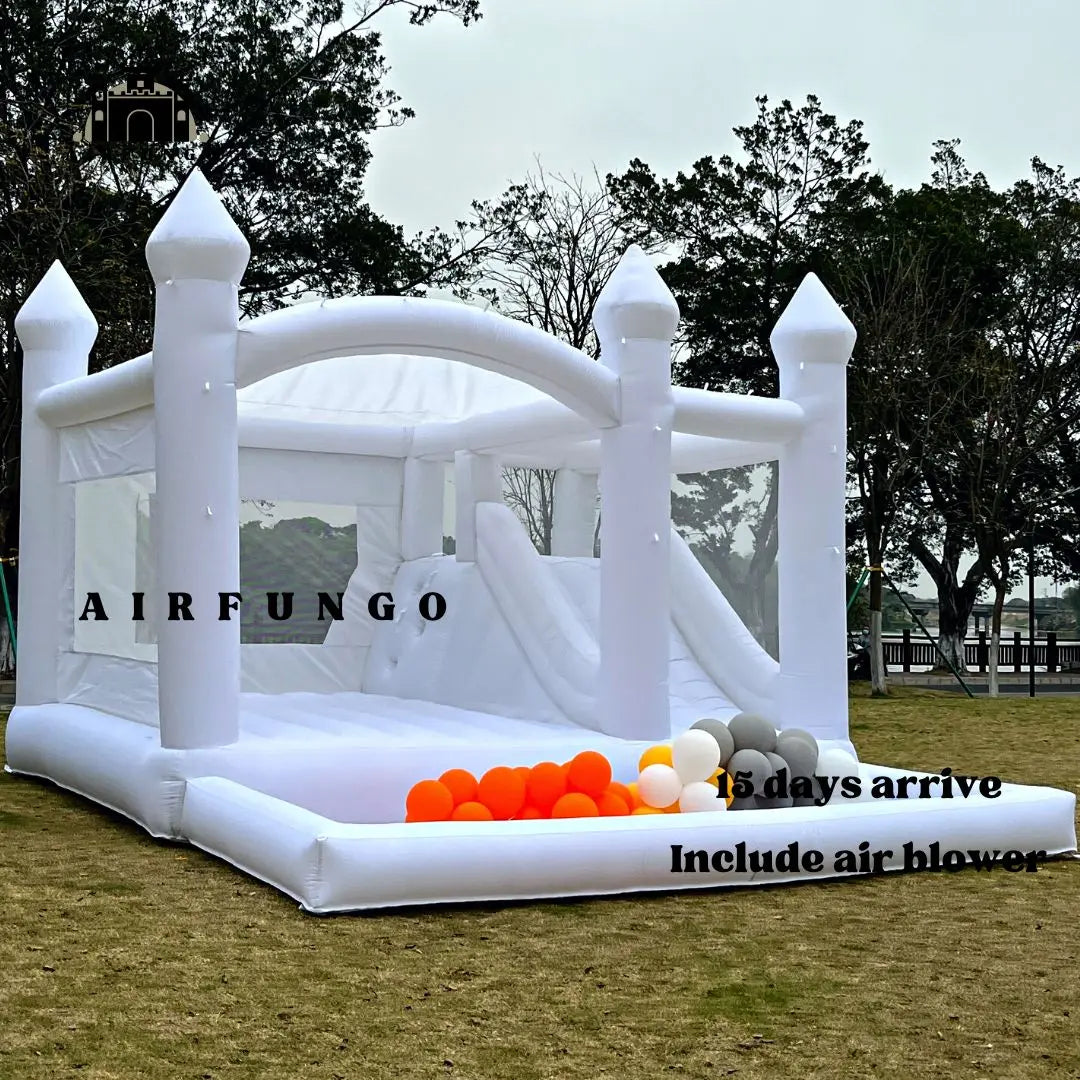 Toboggan intégré du château gonflable blanc