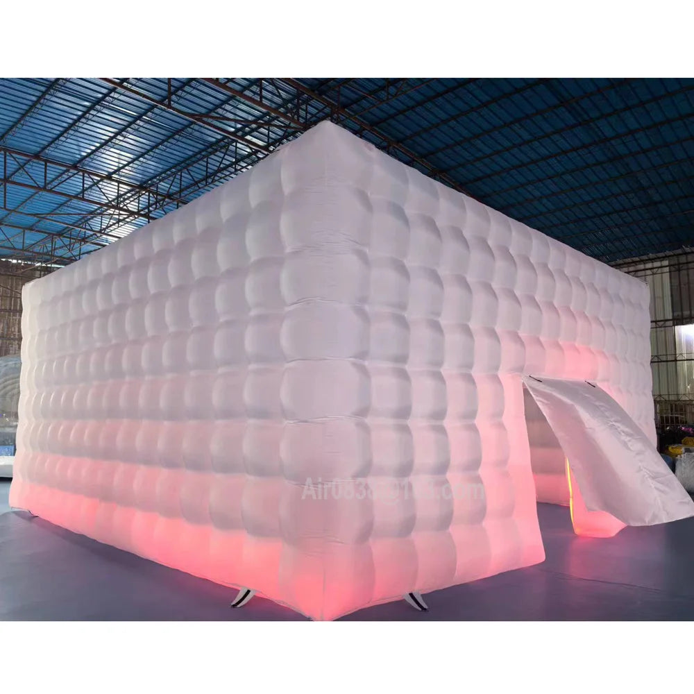 Tente gonflable cube blanc utilisée comme boîte de nuit éphémère