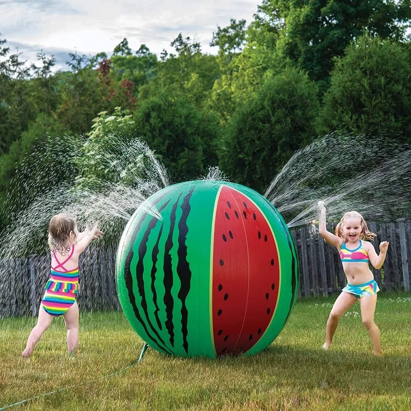 Ballon gonflable pastèque installé dans le jardin