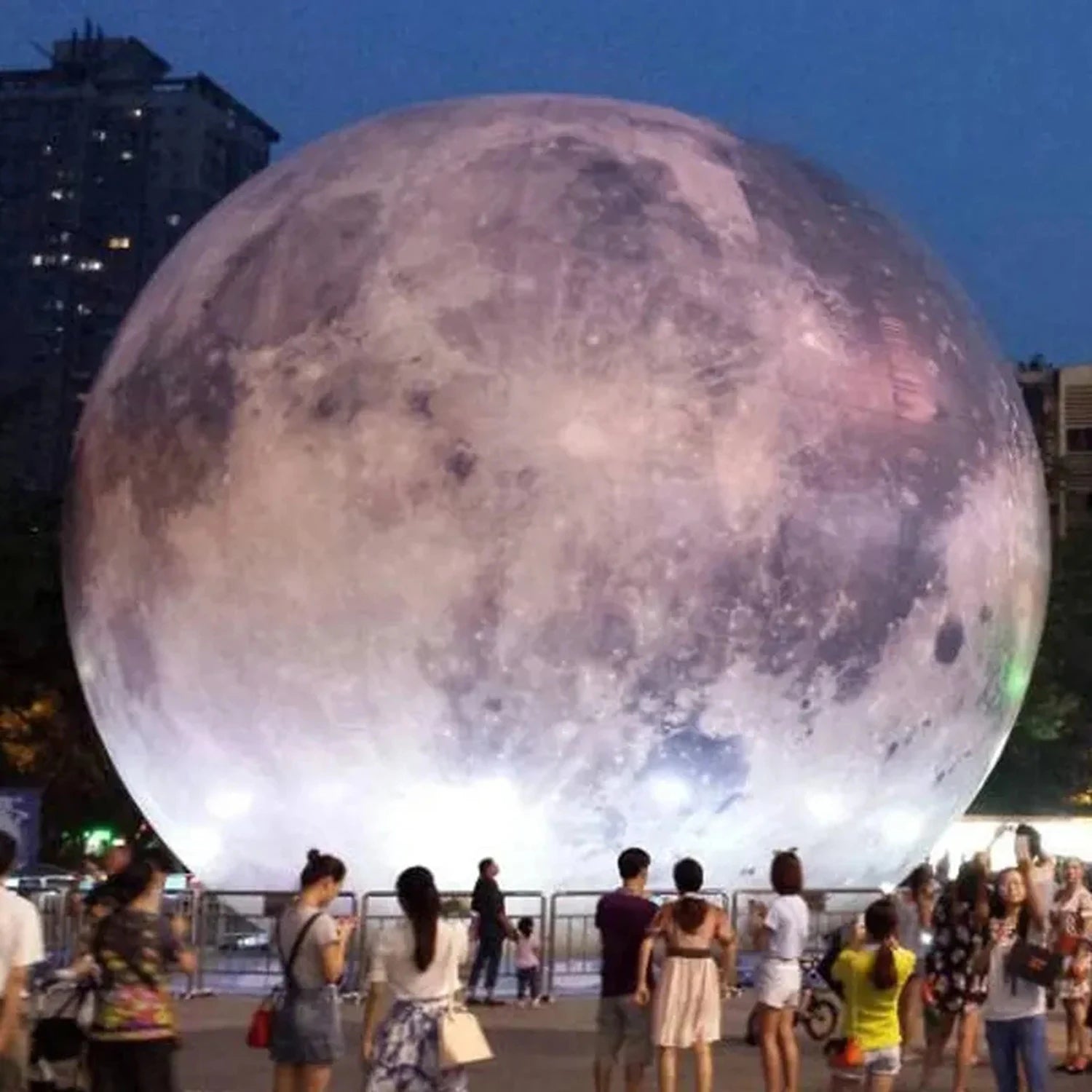 Installation de la boule de lune gonflable lumineuse