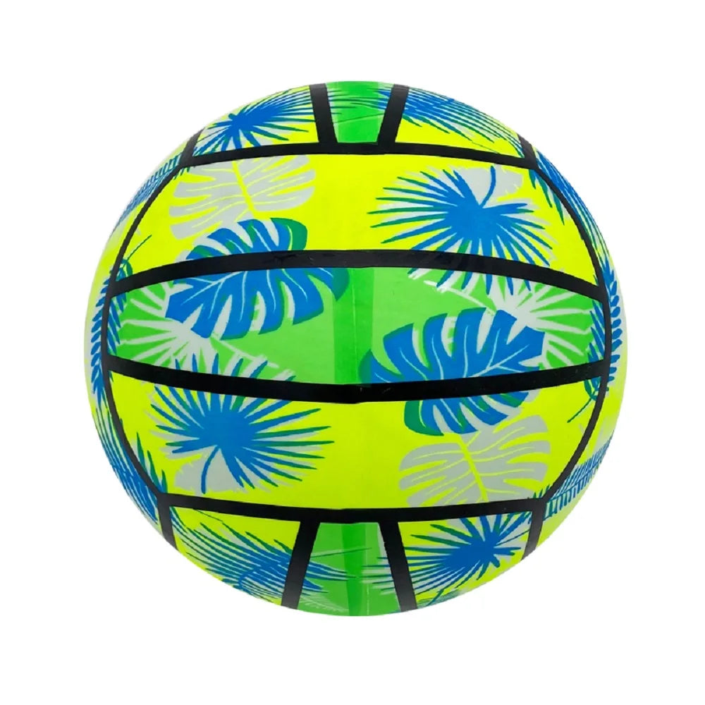 Enfant jouant avec le ballon gonflable en piscine